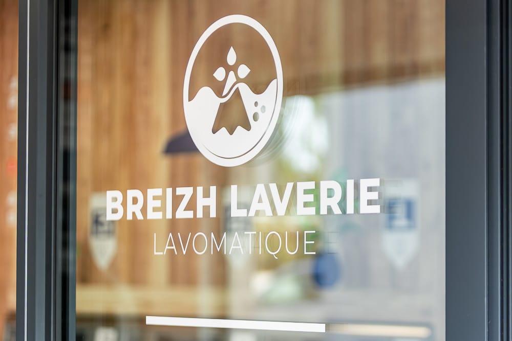 Laverie automatique moderne en centre-ville de Séné avec machines à laver et sèche-linge